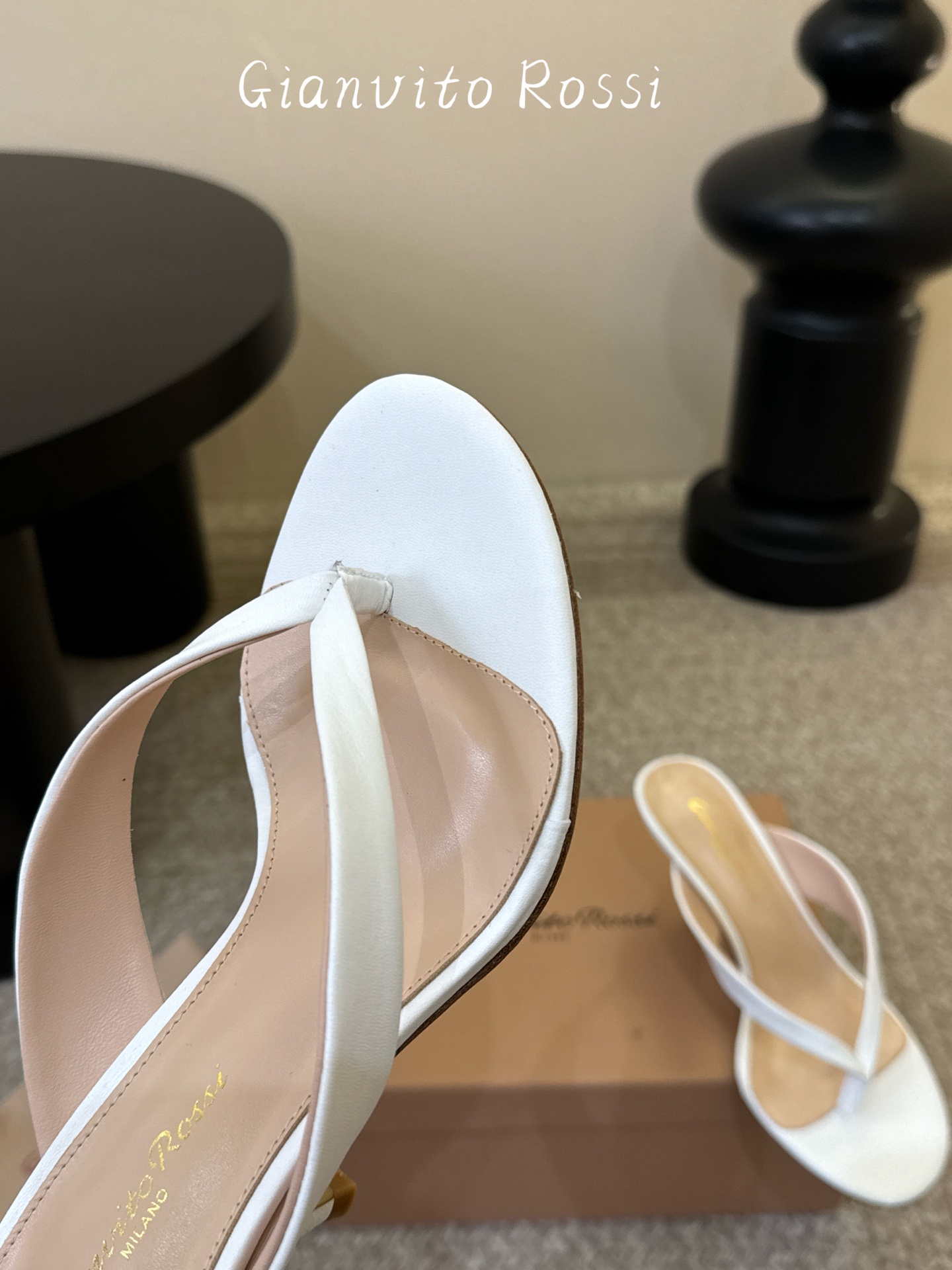 gianvito rossi.夏日夹脚拖鞋面牛皮，垫脚羊皮，意大利真皮底，尺码35-39（40以上定做）