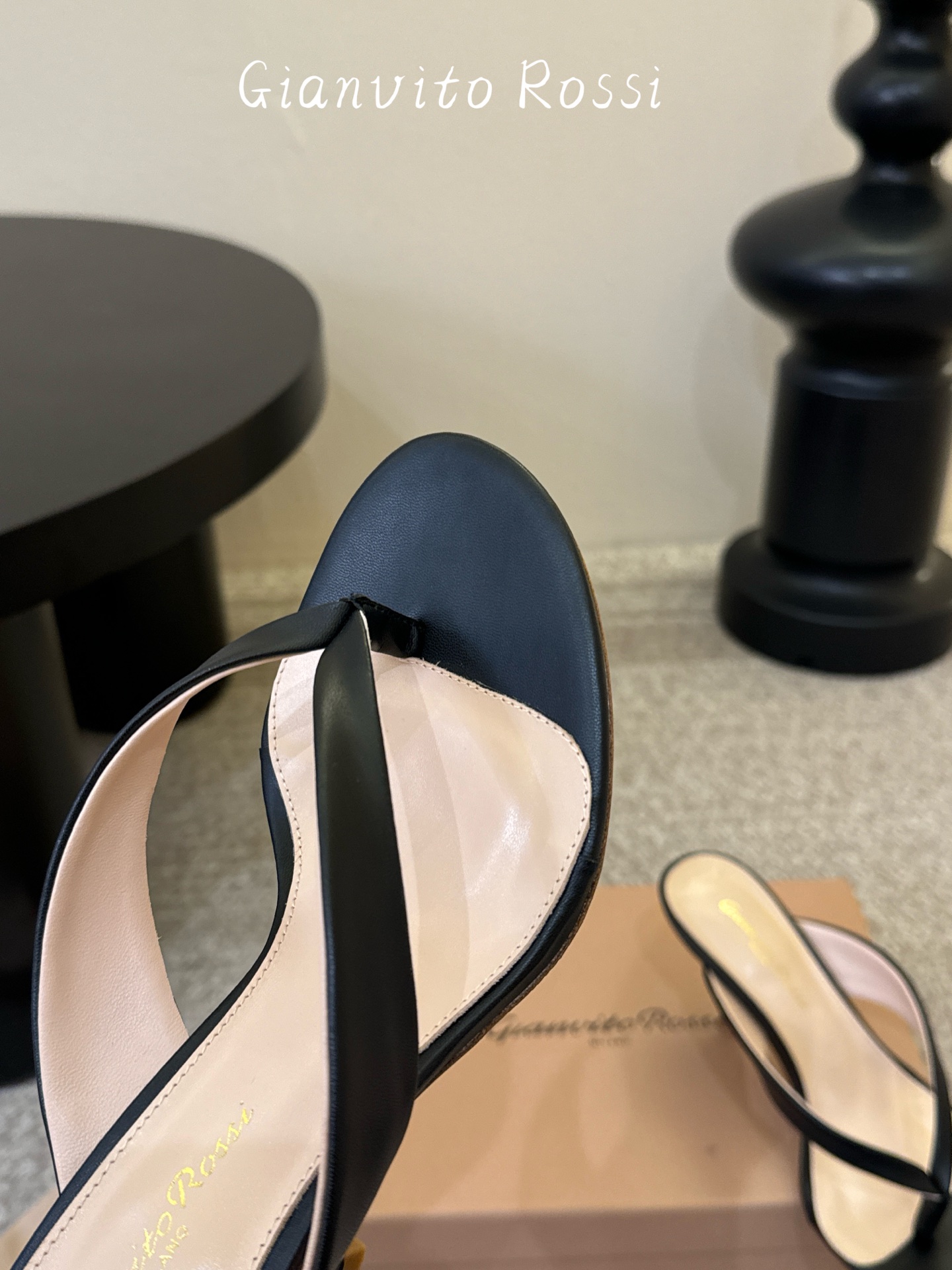 gianvito rossi.夏日夹脚拖鞋面牛皮，垫脚羊皮，意大利真皮底，尺码35-39（40以上定做）