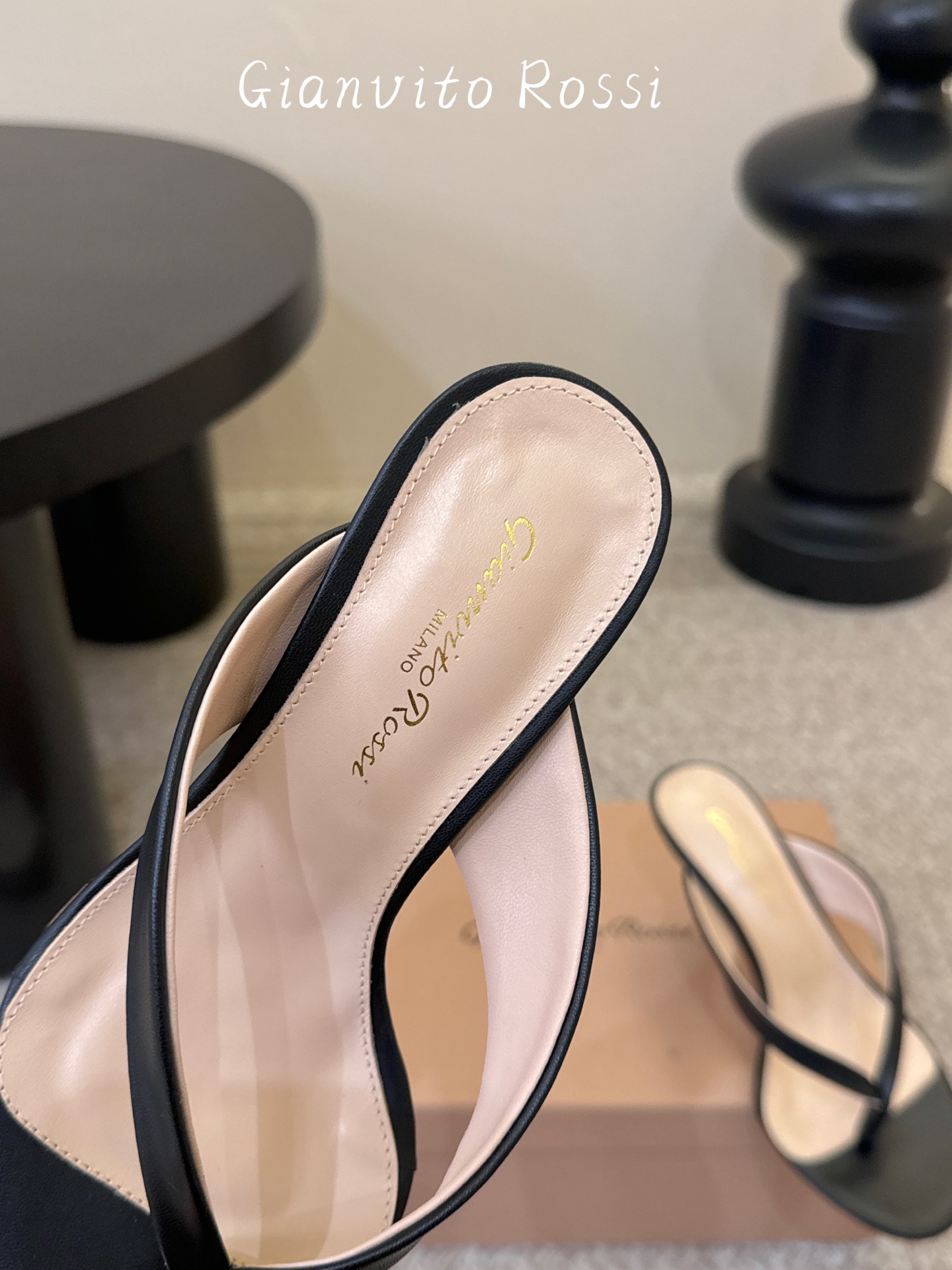 gianvito rossi.夏日夹脚拖鞋面牛皮，垫脚羊皮，意大利真皮底，尺码35-39（40以上定做）