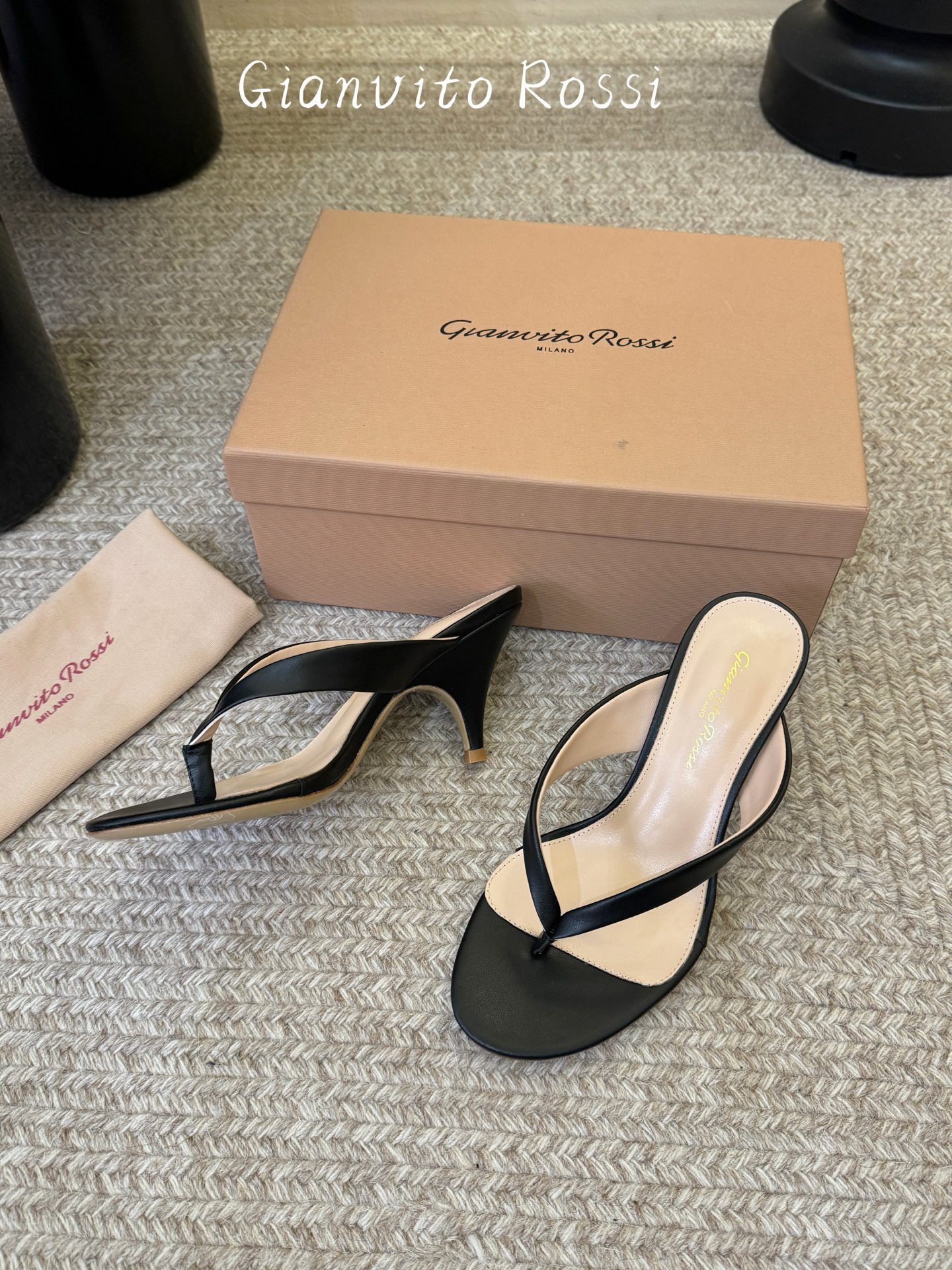 gianvito rossi.夏日夹脚拖鞋面牛皮，垫脚羊皮，意大利真皮底，尺码35-39（40以上定做）