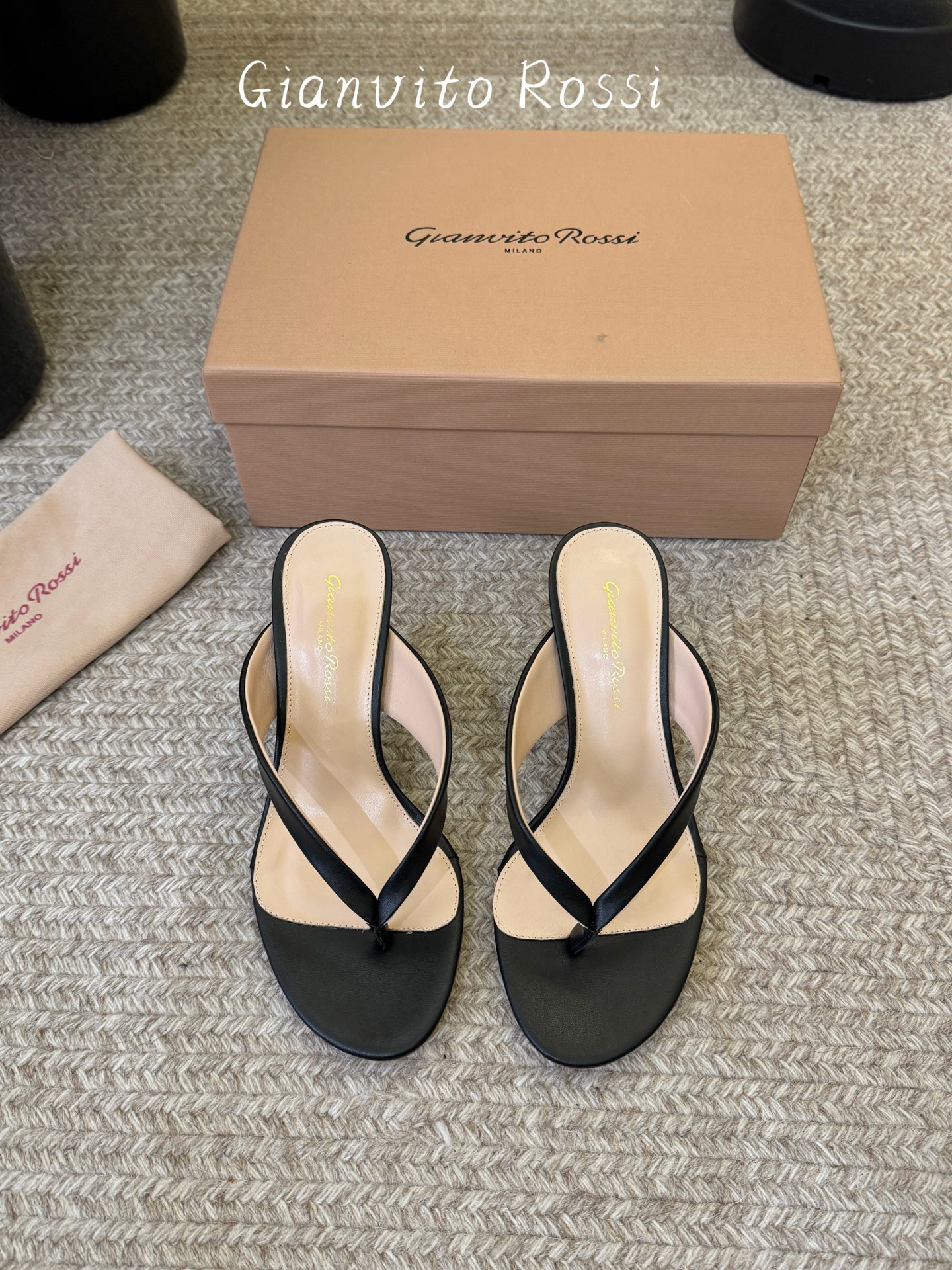 gianvito rossi.夏日夹脚拖鞋面牛皮，垫脚羊皮，意大利真皮底，尺码35-39（40以上定做）