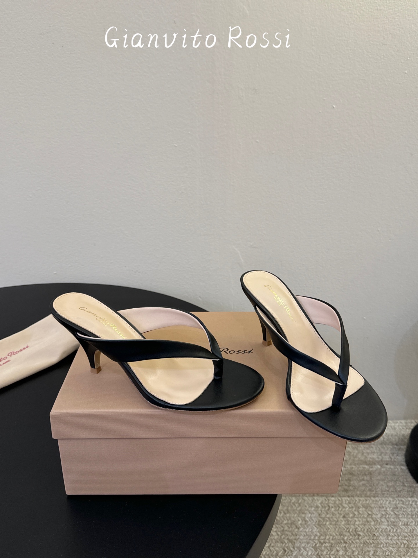gianvito rossi.夏日夹脚拖鞋面牛皮，垫脚羊皮，意大利真皮底，尺码35-39（40以上定做）