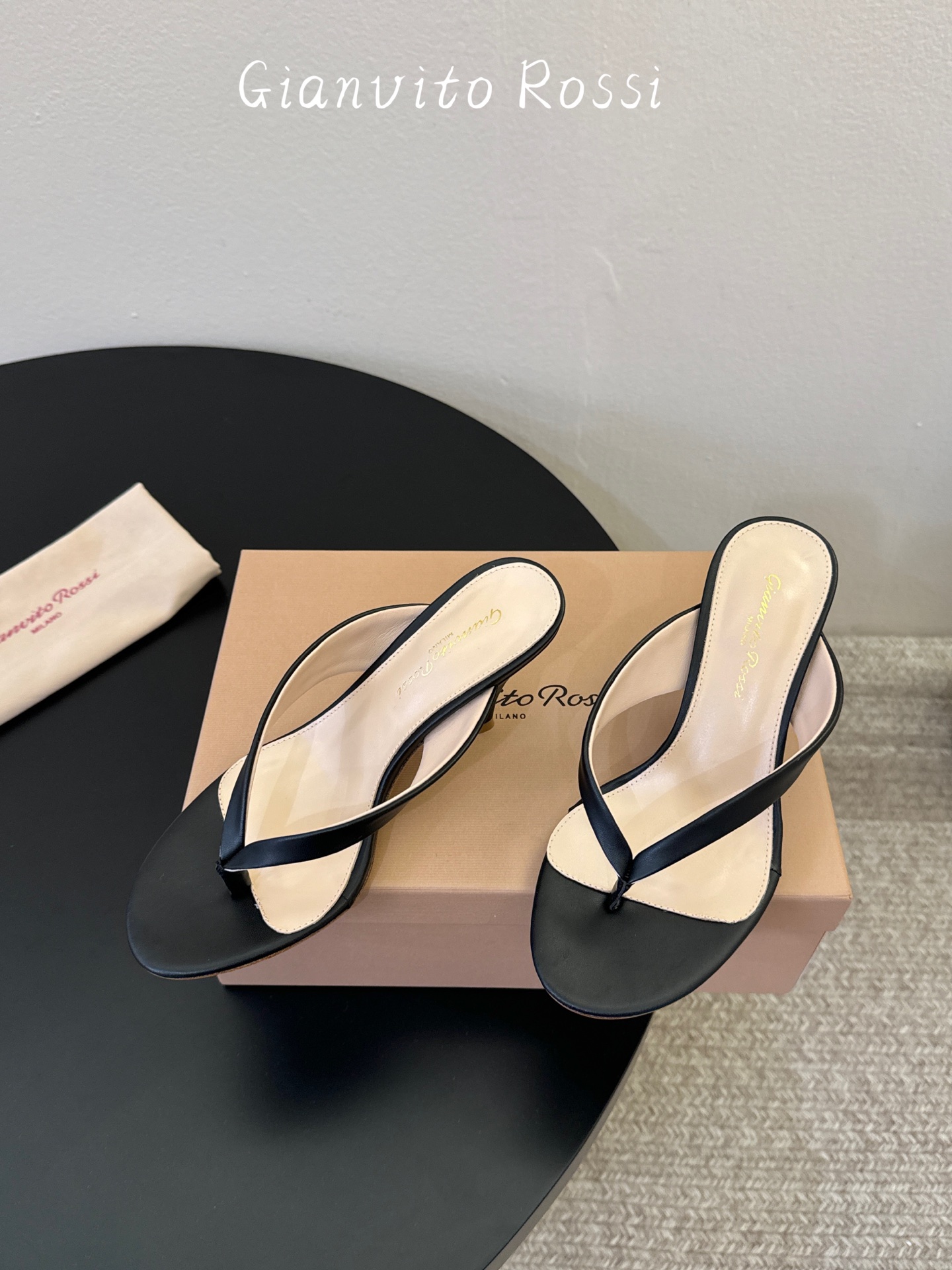gianvito rossi.夏日夹脚拖鞋面牛皮，垫脚羊皮，意大利真皮底，尺码35-39（40以上定做）