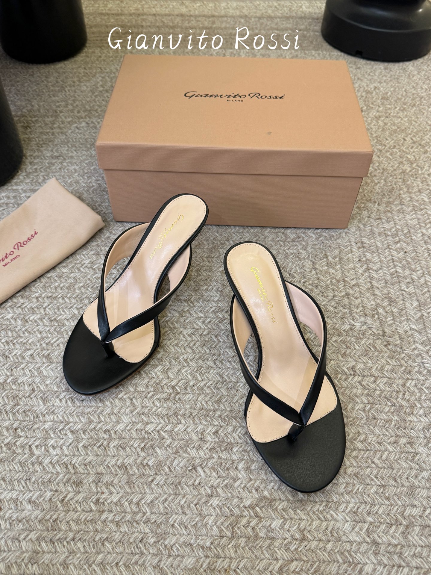 gianvito rossi.夏日夹脚拖鞋面牛皮，垫脚羊皮，意大利真皮底，尺码35-39（40以上定做）