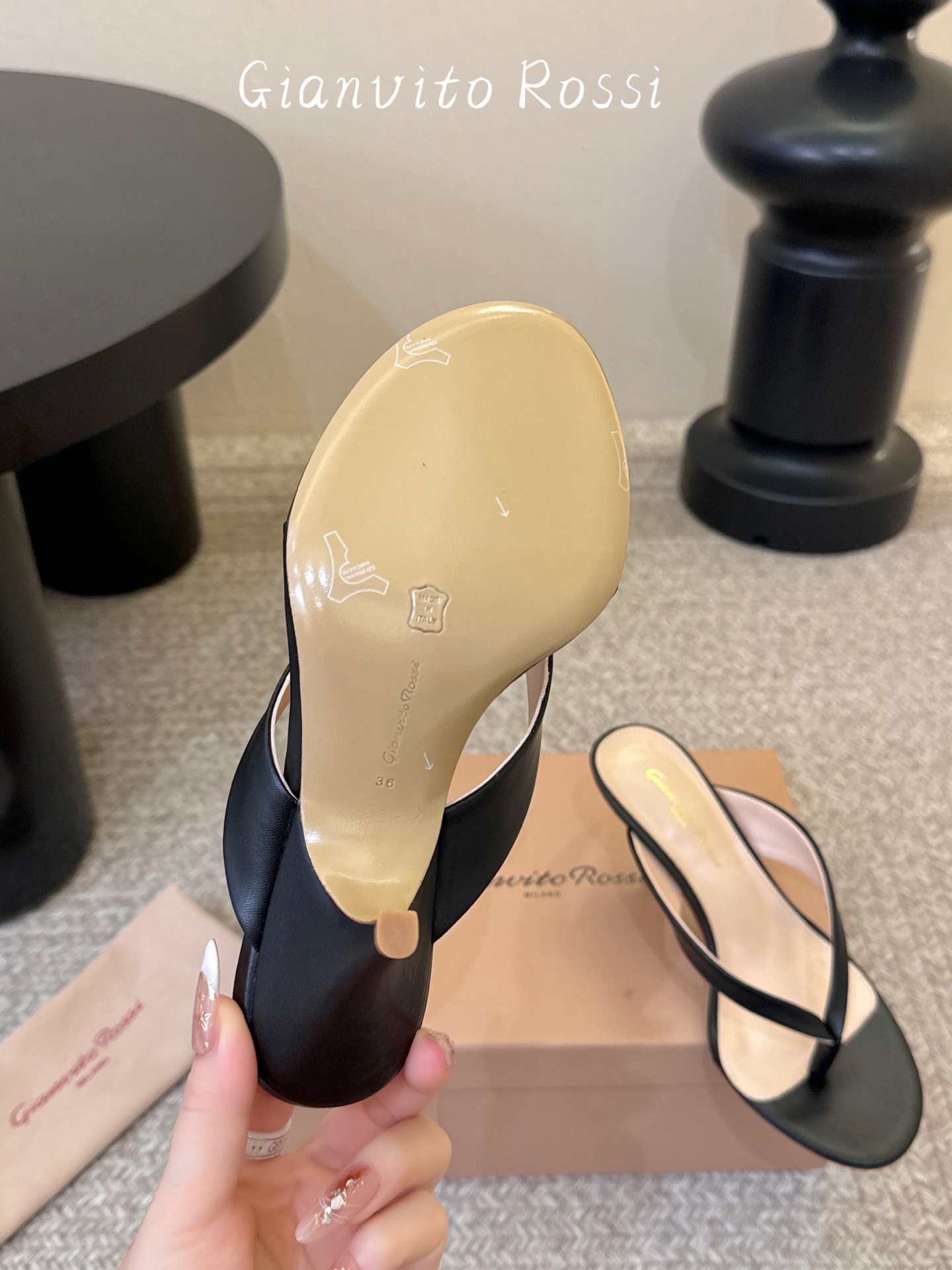 gianvito rossi.夏日夹脚拖鞋面牛皮，垫脚羊皮，意大利真皮底，尺码35-39（40以上定做）