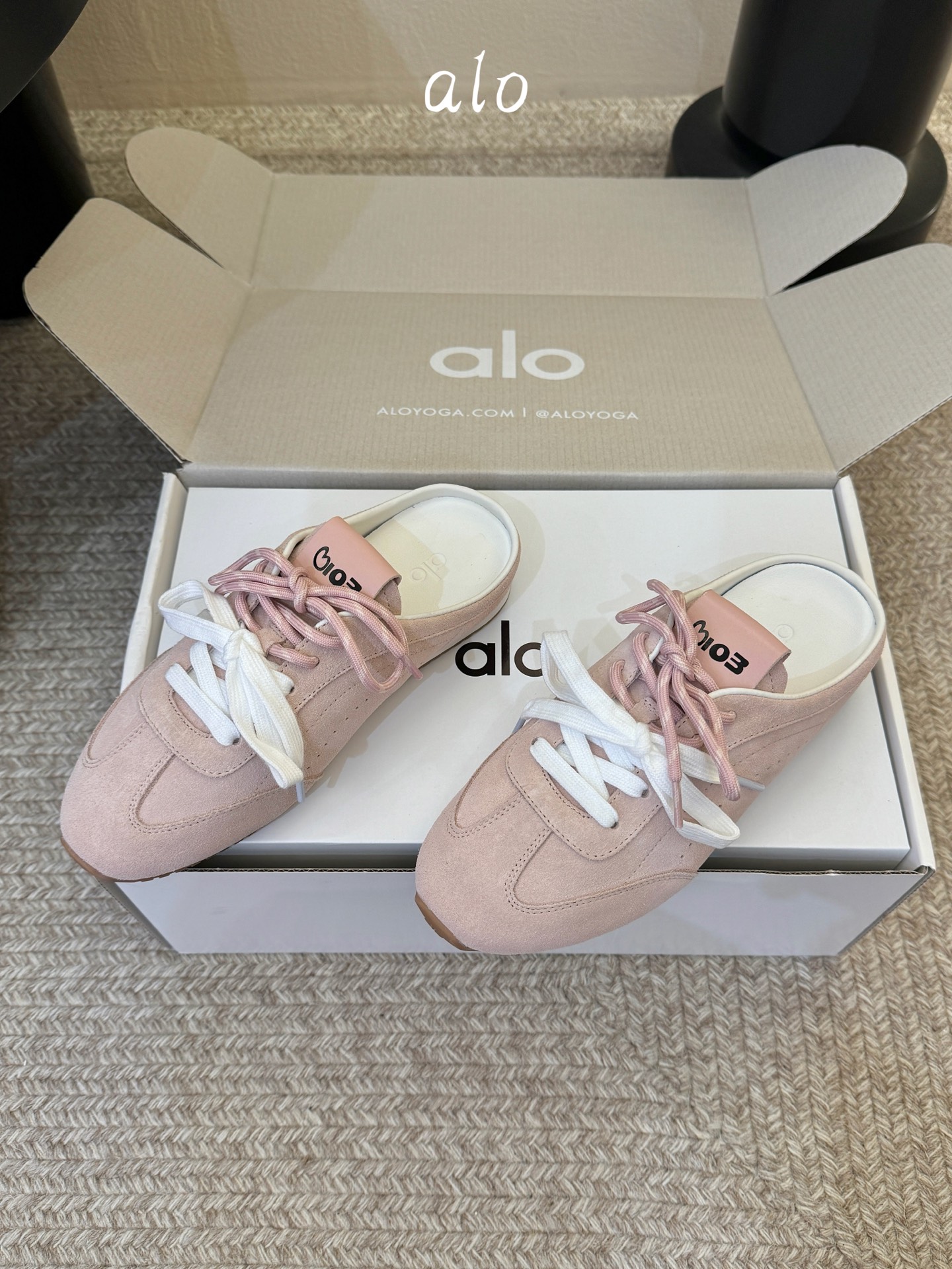 Al* 26ss 夏季新款德训运动鞋半拖设计上延续了德训鞋的经典线条，做了无后跟半拖的懒人改良，鞋身采用