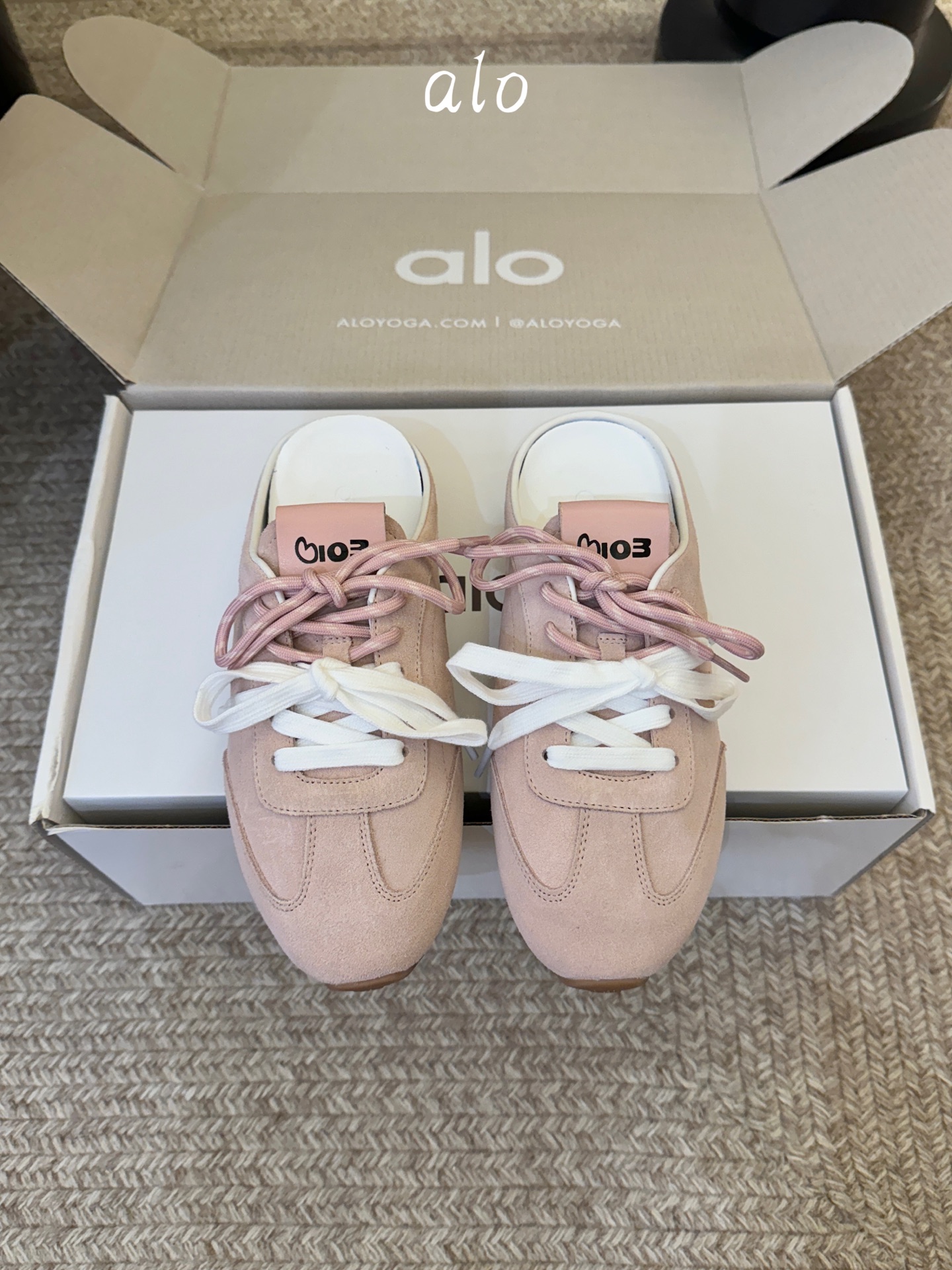Al* 26ss 夏季新款德训运动鞋半拖设计上延续了德训鞋的经典线条，做了无后跟半拖的懒人改良，鞋身采用