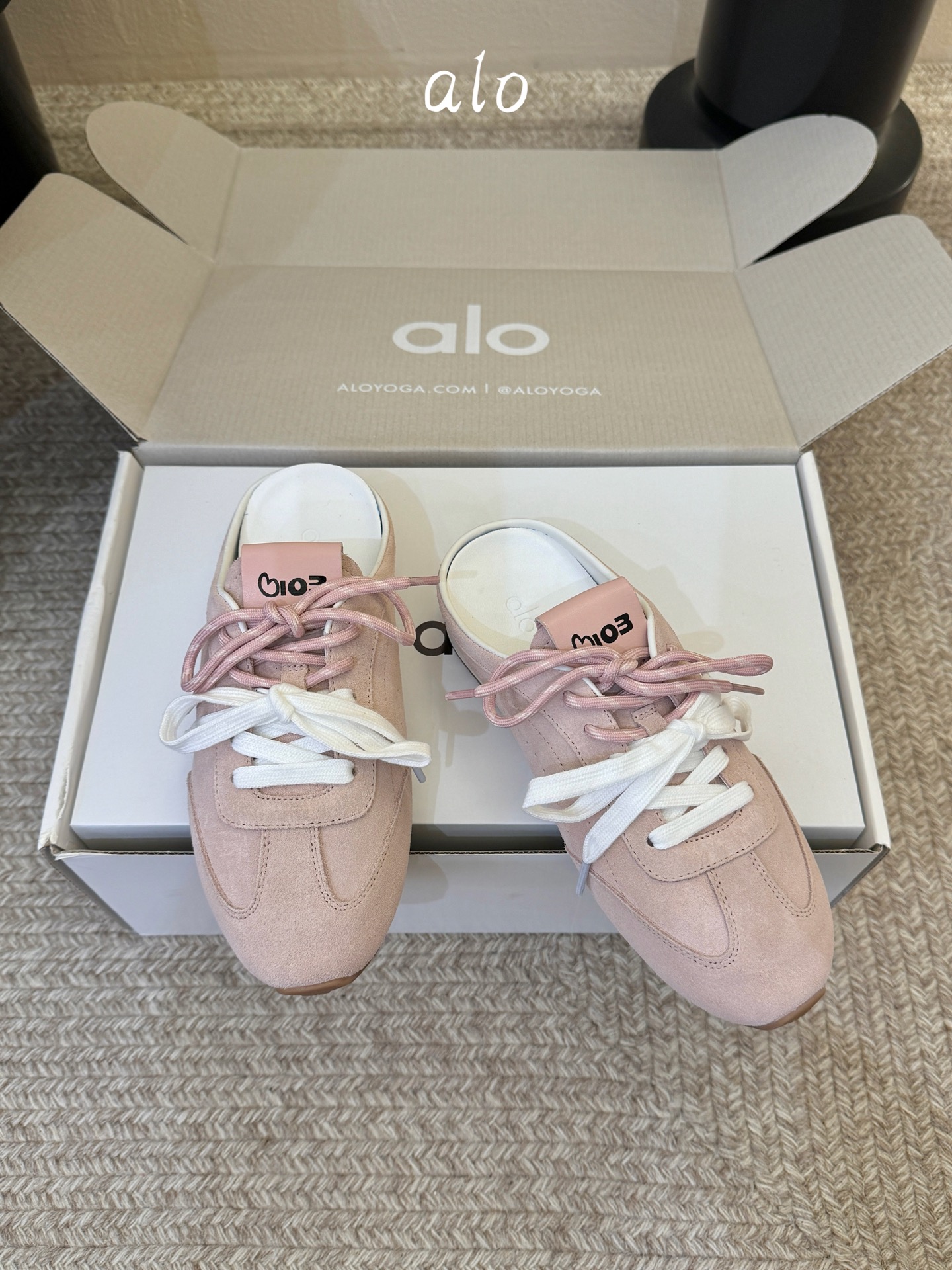 Al* 26ss 夏季新款德训运动鞋半拖设计上延续了德训鞋的经典线条，做了无后跟半拖的懒人改良，鞋身采用
