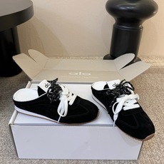 Al* 26ss 夏季新款德训运动鞋半拖设计上延续了德训鞋的经典线条,做了无后跟半拖的懒人改良,鞋身采用 Al* 26ss 夏季新款德训运动鞋半拖设计上延续了德训鞋的经典线条,做了无后跟半拖的懒人改良,鞋身采用