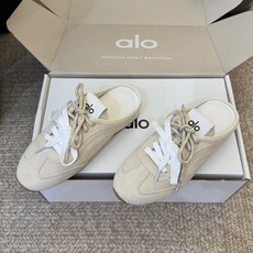 Al* 26ss 夏季新款德训运动鞋半拖设计上延续了德训鞋的经典线条,做了无后跟半拖的懒人改良,鞋身采用 Al* 26ss 夏季新款德训运动鞋半拖设计上延续了德训鞋的经典线条,做了无后跟半拖的懒人改良,鞋身采用