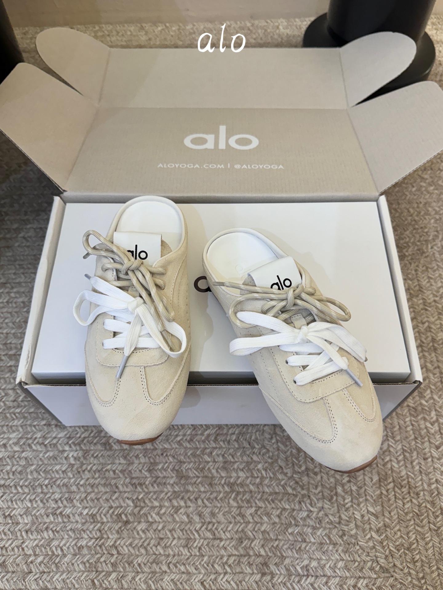 Al* 26ss 夏季新款德训运动鞋半拖设计上延续了德训鞋的经典线条,做了无后跟半拖的懒人改良,鞋身采用 Al* 26ss 夏季新款德训运动鞋半拖设计上延续了德训鞋的经典线条,做了无后跟半拖的懒人改良,鞋身采用