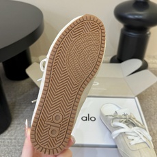 Al* 26ss 夏季新款德训运动鞋半拖设计上延续了德训鞋的经典线条,做了无后跟半拖的懒人改良,鞋身采用 Al* 26ss 夏季新款德训运动鞋半拖设计上延续了德训鞋的经典线条,做了无后跟半拖的懒人改良,鞋身采用