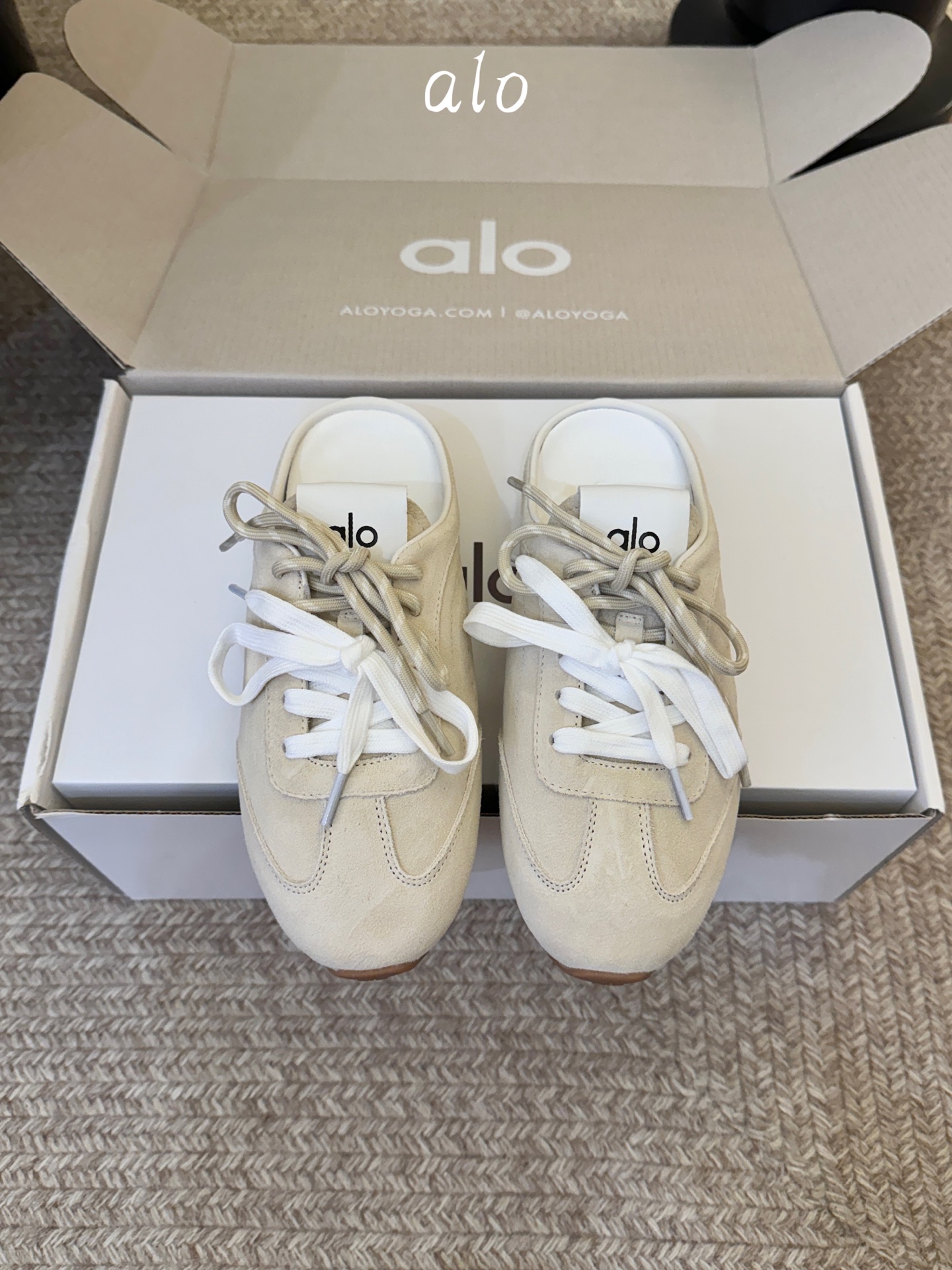 Al* 26ss 夏季新款德训运动鞋半拖设计上延续了德训鞋的经典线条，做了无后跟半拖的懒人改良，鞋身采用