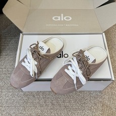 Al* 26ss 夏季新款德训运动鞋半拖设计上延续了德训鞋的经典线条,做了无后跟半拖的懒人改良,鞋身采用 Al* 26ss 夏季新款德训运动鞋半拖设计上延续了德训鞋的经典线条,做了无后跟半拖的懒人改良,鞋身采用