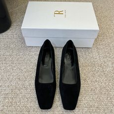 The Ro*26ss夏季新款方头低跟单鞋这双鞋是品牌标志性极简美学的完美体现,利落的方头剪裁搭配细腻的 The Ro*26ss夏季新款方头低跟单鞋这双鞋是品牌标志性极简美学的完美体现,利落的方头剪裁搭配细腻的