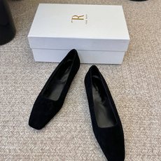 The Ro*26ss夏季新款方头低跟单鞋这双鞋是品牌标志性极简美学的完美体现,利落的方头剪裁搭配细腻的 The Ro*26ss夏季新款方头低跟单鞋这双鞋是品牌标志性极简美学的完美体现,利落的方头剪裁搭配细腻的