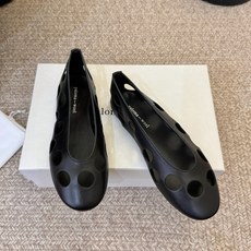 Paloma Woo* 𝟐𝟔𝐀𝐖新品镂空洞洞平底鞋|慵懒夏日松弛序章随性与巧趣镌刻鞋身线条 每一步都漾 Paloma Woo* 𝟐𝟔𝐀𝐖新品镂空洞洞平底鞋|慵懒夏日松弛序章随性与巧趣镌刻鞋身线条 每一步都漾