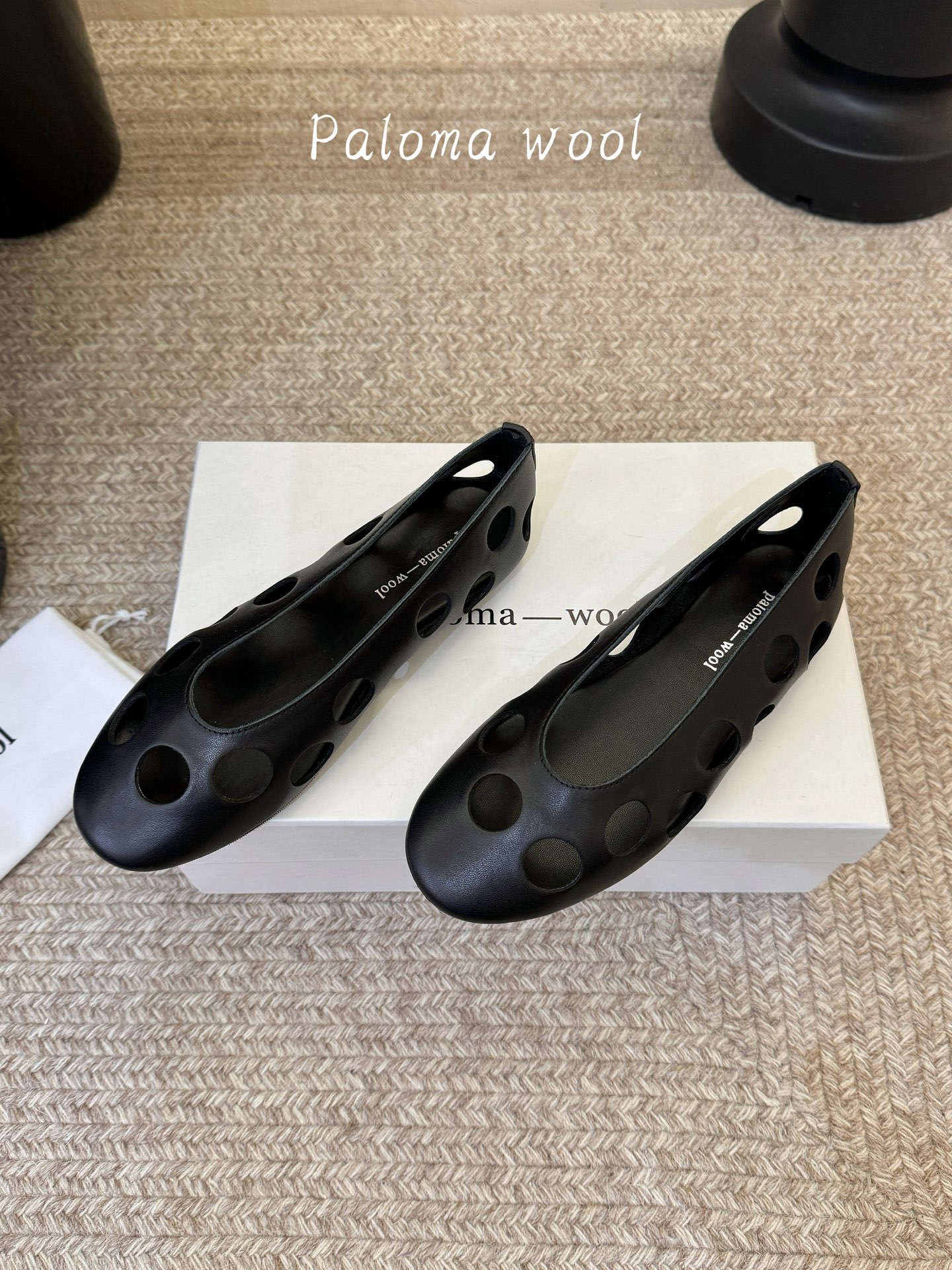 Paloma Woo* 𝟐𝟔𝐀𝐖新品镂空洞洞平底鞋|慵懒夏日松弛序章随性与巧趣镌刻鞋身线条 每一步都漾 Paloma Woo* 𝟐𝟔𝐀𝐖新品镂空洞洞平底鞋|慵懒夏日松弛序章随性与巧趣镌刻鞋身线条 每一步都漾