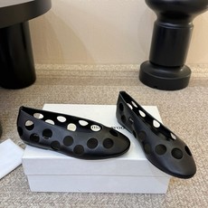 Paloma Woo* 𝟐𝟔𝐀𝐖新品镂空洞洞平底鞋|慵懒夏日松弛序章随性与巧趣镌刻鞋身线条 每一步都漾 Paloma Woo* 𝟐𝟔𝐀𝐖新品镂空洞洞平底鞋|慵懒夏日松弛序章随性与巧趣镌刻鞋身线条 每一步都漾