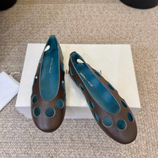 Paloma Woo* 𝟐𝟔𝐀𝐖新品镂空洞洞平底鞋|慵懒夏日松弛序章随性与巧趣镌刻鞋身线条 每一步都漾 Paloma Woo* 𝟐𝟔𝐀𝐖新品镂空洞洞平底鞋|慵懒夏日松弛序章随性与巧趣镌刻鞋身线条 每一步都漾