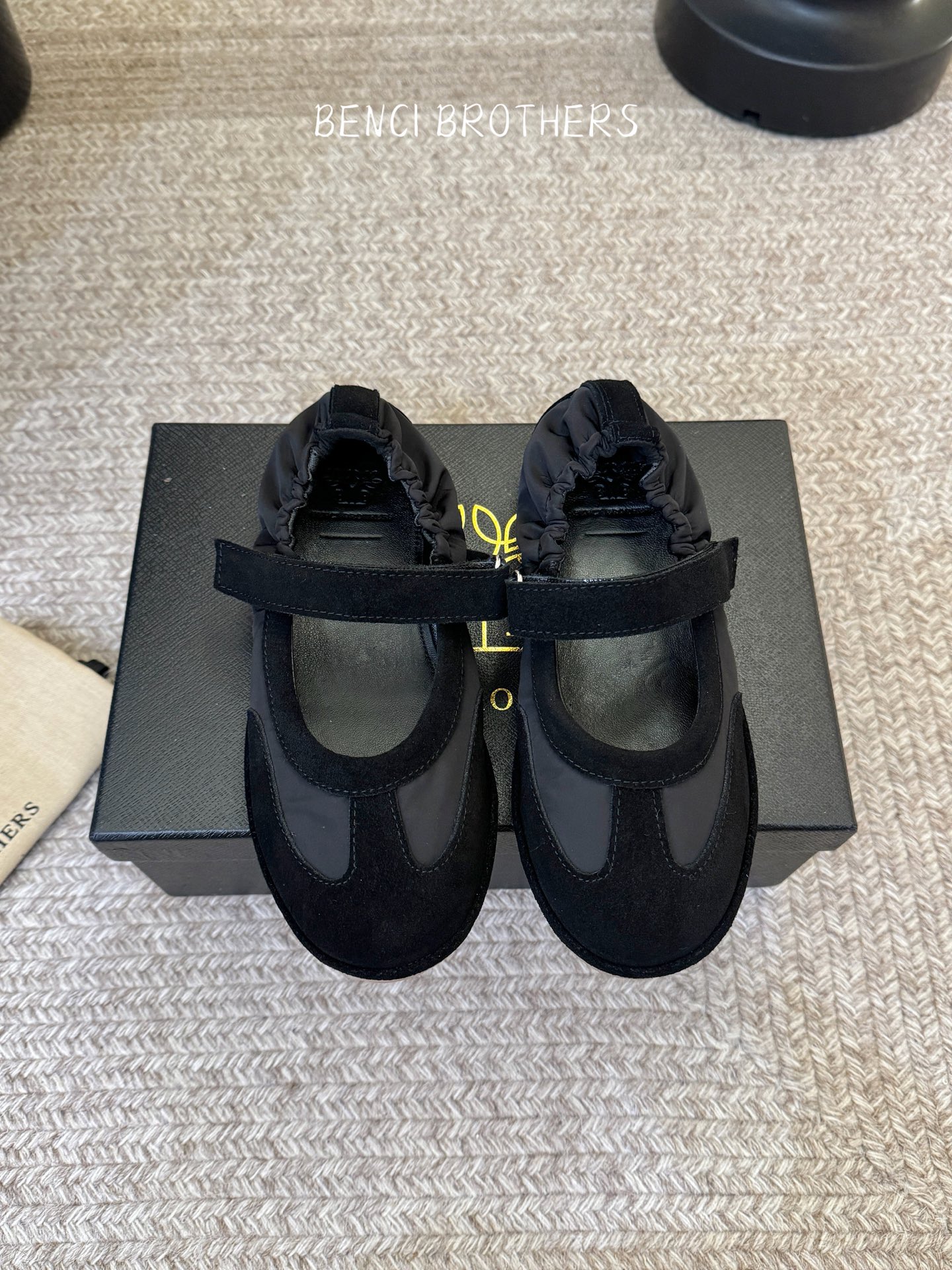 NO:869008,BENCI BROTHERS comes from Swiss tradition to create a retro style. The new Velcro ballet loafers really make people's hearts melt. Except for the detail of a coin sandwiched in the middle, the overall shape of the shoes is very delicate and not bulky, with a round toe. Upper: imported Niu Jing. Lining: imported sheepskin outsole. Original sole. Size 35~39 (40.41 custom-made, non-refundable and non-exchangeable), single shoes, loafers, sheepskin19860909BENCI BROTHERS来自于瑞士传统打造复古风格 新款魔术贴芭蕾乐福鞋真的让人一整个心都融化除了中间夹着一颗钱币这种细节之外、鞋型整体都狠秀气不笨重、圆头 鞋面:进口牛京 内里:进口羊皮 大底原版鞋底 码数35~39 (40.41订做不退不换）,单鞋,loafers,sheepskin,Women's Shoes