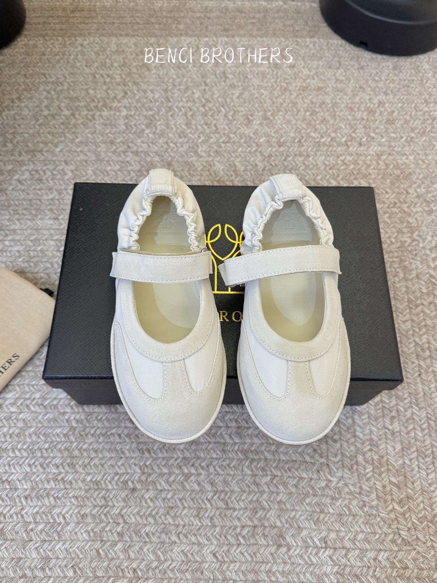 NO:869015,BENCI BROTHERS comes from Swiss tradition to create a retro style. The new Velcro ballet loafers really make people's hearts melt. Except for the detail of a coin sandwiched in the middle, the overall shape of the shoes is very delicate and not bulky, with a round toe. Upper: imported Niu Jing. Lining: imported sheepskin outsole. Original sole. Size 35~39 (40.41 custom-made, non-refundable and non-exchangeable), single shoes, loafers, sheepskin19860909BENCI BROTHERS来自于瑞士传统打造复古风格 新款魔术贴芭蕾乐福鞋真的让人一整个心都融化除了中间夹着一颗钱币这种细节之外、鞋型整体都狠秀气不笨重、圆头 鞋面:进口牛京 内里:进口羊皮 大底原版鞋底 码数35~39 (40.41订做不退不换）,单鞋,loafers,sheepskin,Women's Shoes