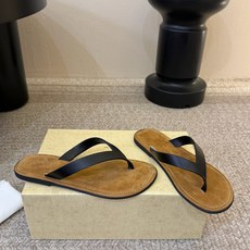 The RoW 𝟐𝟔𝐀𝐖春夏新品TR极简风沙滩平底夹脚人字拖鞋|极简松弛日常 高级与随性格调融入鞋履 每 The RoW 𝟐𝟔𝐀𝐖春夏新品TR极简风沙滩平底夹脚人字拖鞋|极简松弛日常 高级与随性格调融入鞋履 每