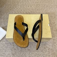 The RoW 𝟐𝟔𝐀𝐖春夏新品TR极简风沙滩平底夹脚人字拖鞋|极简松弛日常 高级与随性格调融入鞋履 每 The RoW 𝟐𝟔𝐀𝐖春夏新品TR极简风沙滩平底夹脚人字拖鞋|极简松弛日常 高级与随性格调融入鞋履 每
