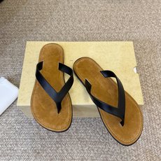 The RoW 𝟐𝟔𝐀𝐖春夏新品TR极简风沙滩平底夹脚人字拖鞋|极简松弛日常 高级与随性格调融入鞋履 每 The RoW 𝟐𝟔𝐀𝐖春夏新品TR极简风沙滩平底夹脚人字拖鞋|极简松弛日常 高级与随性格调融入鞋履 每