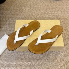 The RoW 𝟐𝟔𝐀𝐖春夏新品TR极简风沙滩平底夹脚人字拖鞋|极简松弛日常 高级与随性格调融入鞋履 每 The RoW 𝟐𝟔𝐀𝐖春夏新品TR极简风沙滩平底夹脚人字拖鞋|极简松弛日常 高级与随性格调融入鞋履 每