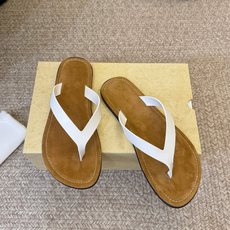 The RoW 𝟐𝟔𝐀𝐖春夏新品TR极简风沙滩平底夹脚人字拖鞋|极简松弛日常 高级与随性格调融入鞋履 每 The RoW 𝟐𝟔𝐀𝐖春夏新品TR极简风沙滩平底夹脚人字拖鞋|极简松弛日常 高级与随性格调融入鞋履 每
