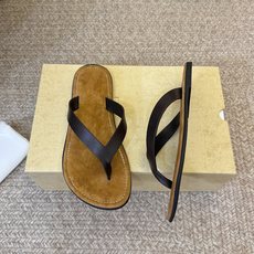 The RoW 𝟐𝟔𝐀𝐖春夏新品TR极简风沙滩平底夹脚人字拖鞋|极简松弛日常 高级与随性格调融入鞋履 每 The RoW 𝟐𝟔𝐀𝐖春夏新品TR极简风沙滩平底夹脚人字拖鞋|极简松弛日常 高级与随性格调融入鞋履 每