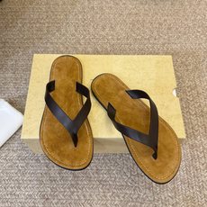 The RoW 𝟐𝟔𝐀𝐖春夏新品TR极简风沙滩平底夹脚人字拖鞋|极简松弛日常 高级与随性格调融入鞋履 每 The RoW 𝟐𝟔𝐀𝐖春夏新品TR极简风沙滩平底夹脚人字拖鞋|极简松弛日常 高级与随性格调融入鞋履 每