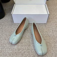 带跟Maison Margiela马吉拉 的 Tabi 分趾芭蕾舞单鞋,属于其标志性单品,兼具设计感 带跟Maison Margiela马吉拉 的 Tabi 分趾芭蕾舞单鞋,属于其标志性单品,兼具设计感