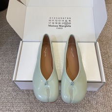 平底Maison Margiela马吉拉 的 Tabi 分趾芭蕾舞单鞋,属于其标志性单品,兼具设计感 平底Maison Margiela马吉拉 的 Tabi 分趾芭蕾舞单鞋,属于其标志性单品,兼具设计感