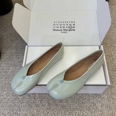 平底Maison Margiela马吉拉 的 Tabi 分趾芭蕾舞单鞋,属于其标志性单品,兼具设计感 平底Maison Margiela马吉拉 的 Tabi 分趾芭蕾舞单鞋,属于其标志性单品,兼具设计感