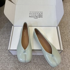平底Maison Margiela马吉拉 的 Tabi 分趾芭蕾舞单鞋,属于其标志性单品,兼具设计感 平底Maison Margiela马吉拉 的 Tabi 分趾芭蕾舞单鞋,属于其标志性单品,兼具设计感