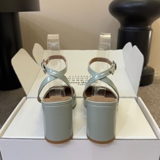 带跟Maison Margiela马吉拉 的 Tabi 分趾芭蕾舞单鞋,属于其标志性单品,兼具设计感 带跟Maison Margiela马吉拉 的 Tabi 分趾芭蕾舞单鞋,属于其标志性单品,兼具设计感