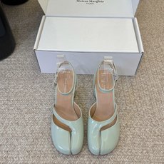 带跟Maison Margiela马吉拉 的 Tabi 分趾芭蕾舞单鞋,属于其标志性单品,兼具设计感 带跟Maison Margiela马吉拉 的 Tabi 分趾芭蕾舞单鞋,属于其标志性单品,兼具设计感