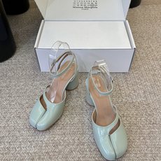 带跟Maison Margiela马吉拉 的 Tabi 分趾芭蕾舞单鞋,属于其标志性单品,兼具设计感 带跟Maison Margiela马吉拉 的 Tabi 分趾芭蕾舞单鞋,属于其标志性单品,兼具设计感