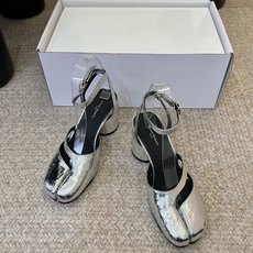 Maison Margiela马吉拉 的 Tabi 分趾芭蕾舞单鞋,属于其标志性单品,兼具设计感与舒 Maison Margiela马吉拉 的 Tabi 分趾芭蕾舞单鞋,属于其标志性单品,兼具设计感与舒