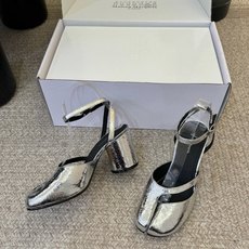 Maison Margiela马吉拉 的 Tabi 分趾芭蕾舞单鞋,属于其标志性单品,兼具设计感与舒 Maison Margiela马吉拉 的 Tabi 分趾芭蕾舞单鞋,属于其标志性单品,兼具设计感与舒