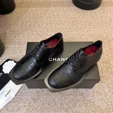 小香新品小方头乐福鞋原版1:1复刻 经典中的经典 无论搭配裤装还是裙装都是完美 小圆头的设计很好的修饰 小香新品小方头乐福鞋原版1:1复刻 经典中的经典 无论搭配裤装还是裙装都是完美 小圆头的设计很好的修饰