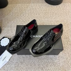 小香新品小方头乐福鞋原版1:1复刻 经典中的经典 无论搭配裤装还是裙装都是完美 小圆头的设计很好的修饰 小香新品小方头乐福鞋原版1:1复刻 经典中的经典 无论搭配裤装还是裙装都是完美 小圆头的设计很好的修饰