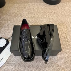小香新品小方头乐福鞋原版1:1复刻 经典中的经典 无论搭配裤装还是裙装都是完美 小圆头的设计很好的修饰 小香新品小方头乐福鞋原版1:1复刻 经典中的经典 无论搭配裤装还是裙装都是完美 小圆头的设计很好的修饰