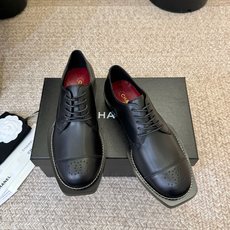 小香新品小方头乐福鞋原版1:1复刻 经典中的经典 无论搭配裤装还是裙装都是完美 小圆头的设计很好的修饰 小香新品小方头乐福鞋原版1:1复刻 经典中的经典 无论搭配裤装还是裙装都是完美 小圆头的设计很好的修饰