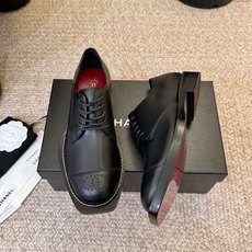 小香新品小方头乐福鞋原版1:1复刻 经典中的经典 无论搭配裤装还是裙装都是完美 小圆头的设计很好的修饰 小香新品小方头乐福鞋原版1:1复刻 经典中的经典 无论搭配裤装还是裙装都是完美 小圆头的设计很好的修饰