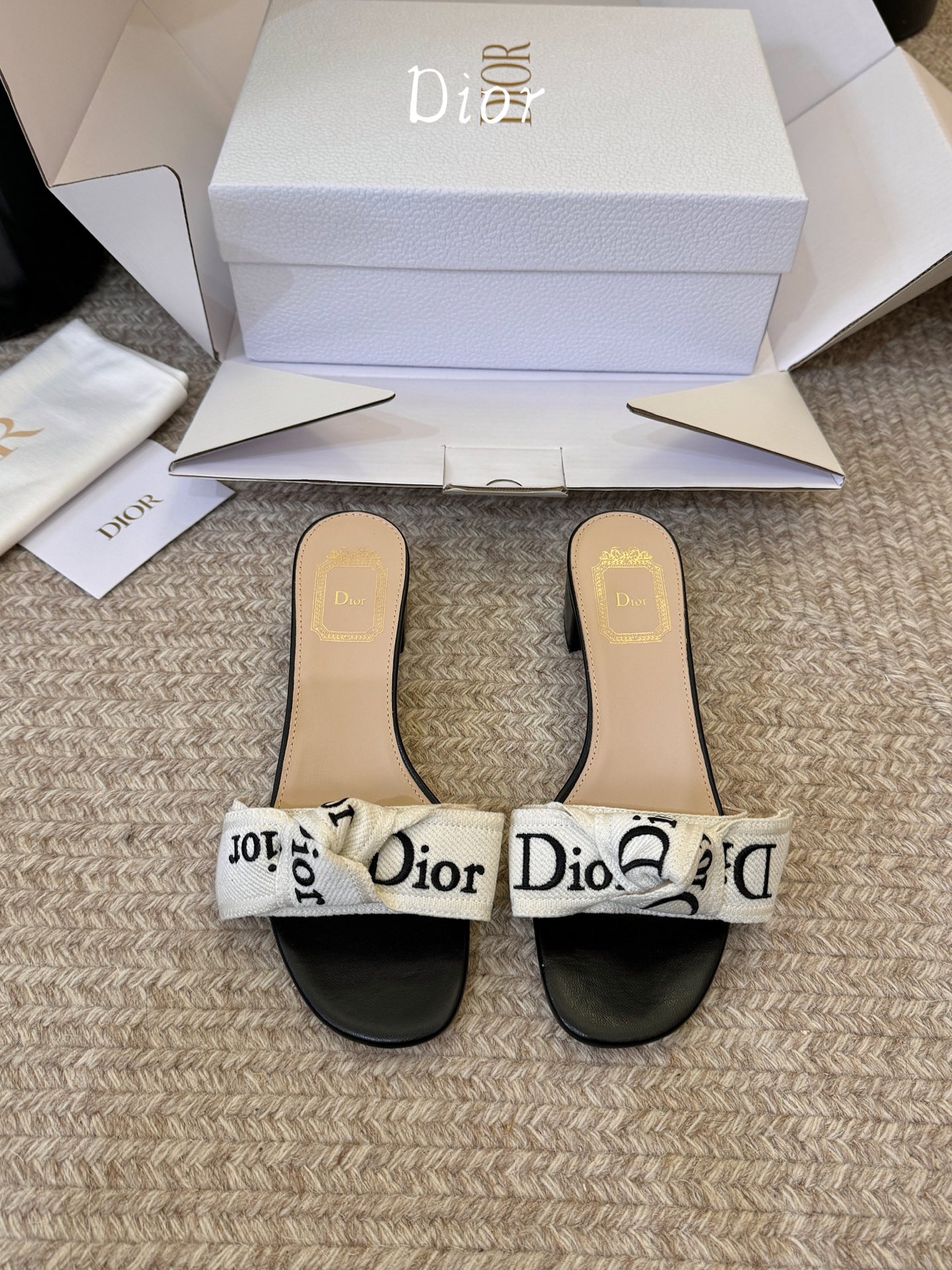 顶级版本Dio*26ss夏季新款字母织带平底一字拖鞋这双拖鞋以品牌标志性的字母织带打造，搭配同色系的皮质