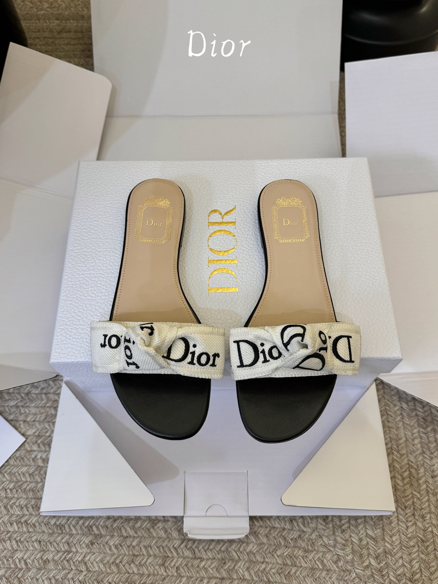 顶级版本Dio*26ss夏季新款字母织带平底一字拖鞋这双拖鞋以品牌标志性的字母织带打造，搭配同色系的皮质