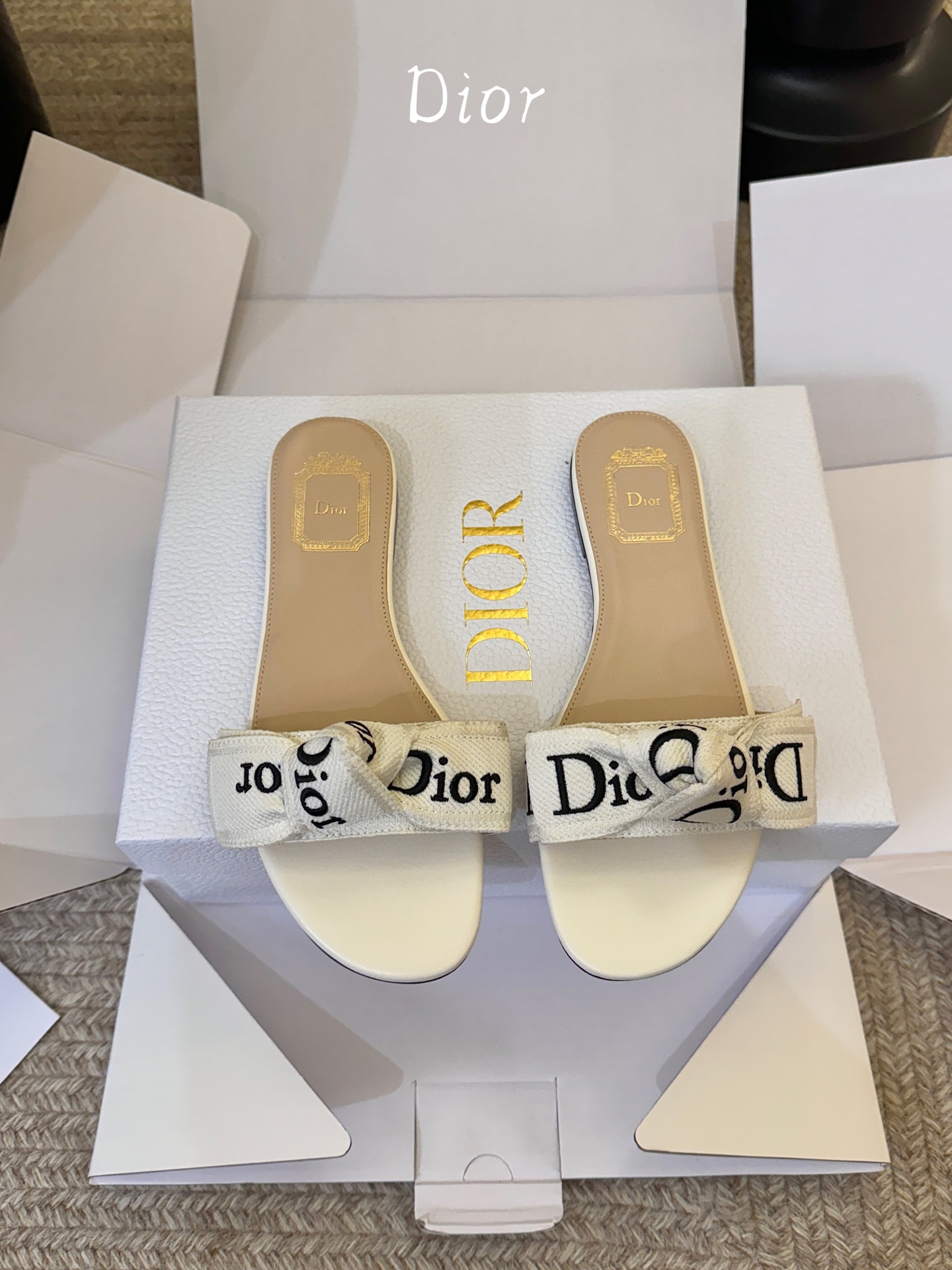 顶级版本Dio*26ss夏季新款字母织带平底一字拖鞋这双拖鞋以品牌标志性的字母织带打造，搭配同色系的皮质